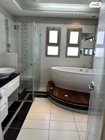 גג/ פנטהאוז, ה' באייר 3, רובע הקריה, הסיטי, אשדוד