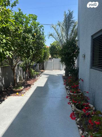 דו משפחתי, נאות הפרחים, גן יבנה