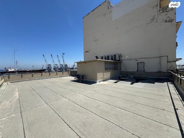 בניין משרדים, הנמל 7, שער פלמר, תחנת רכבת השמונה, חיפה