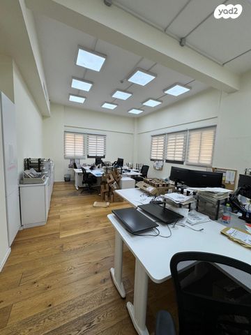 בניין משרדים, הנמל 7, שער פלמר, תחנת רכבת השמונה, חיפה