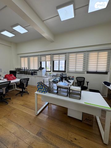 בניין משרדים, הנמל 7, שער פלמר, תחנת רכבת השמונה, חיפה