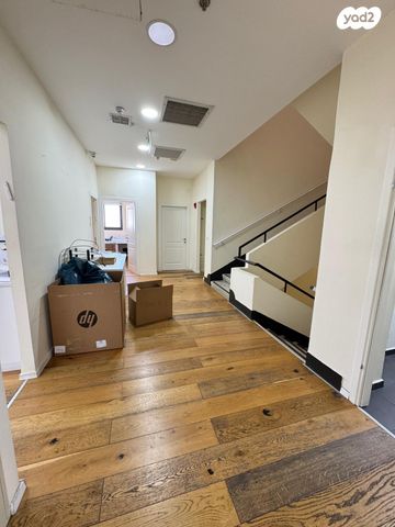 בניין משרדים, הנמל 7, שער פלמר, תחנת רכבת השמונה, חיפה