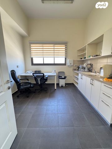 בניין משרדים, הנמל 7, שער פלמר, תחנת רכבת השמונה, חיפה