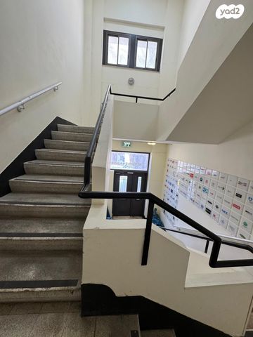 בניין משרדים, הנמל 7, שער פלמר, תחנת רכבת השמונה, חיפה