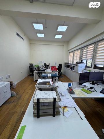 בניין משרדים, הנמל 7, שער פלמר, תחנת רכבת השמונה, חיפה