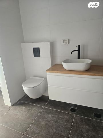 דו משפחתי, בנימינה גבעת עדה