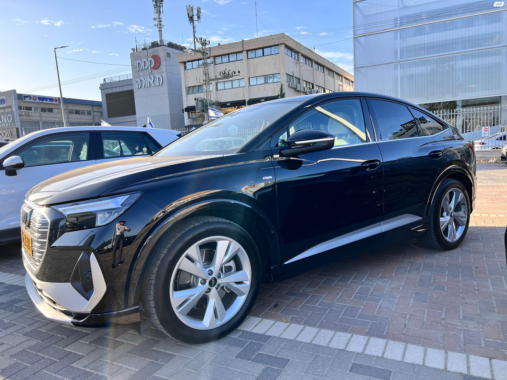 מודעת רכב אאודי Q4 e-tron
