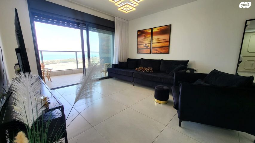 דירה, דולפין, גלי כרמל, טירת כרמל