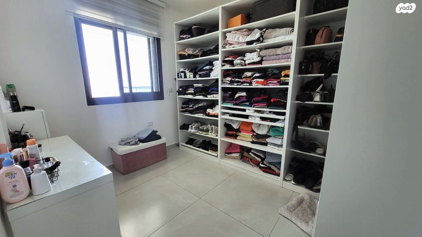 דירה, דולפין, גלי כרמל, טירת כרמל