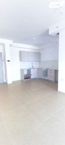 דירה, יציאת אירופה תש"ז, חיפה