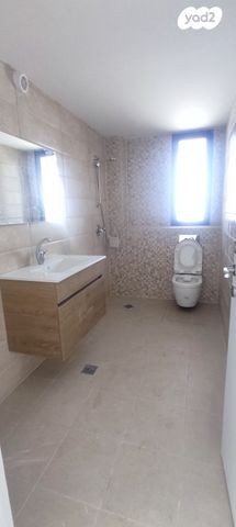 דירה, יציאת אירופה תש"ז, חיפה