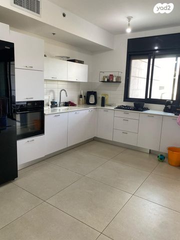 דירה, חיים הרצוג, הוד השרון