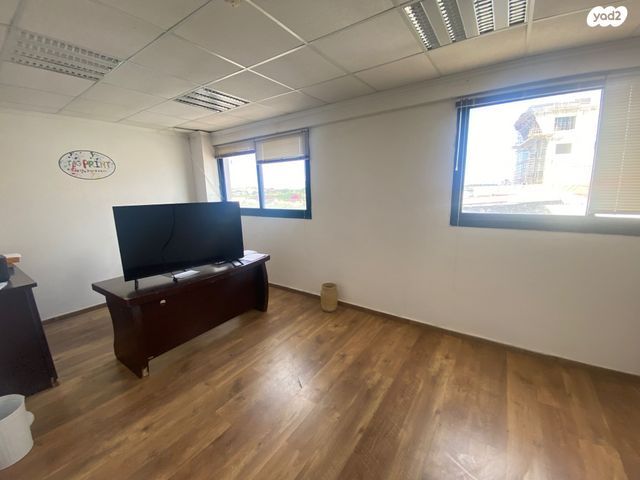 משרדים, יבנה