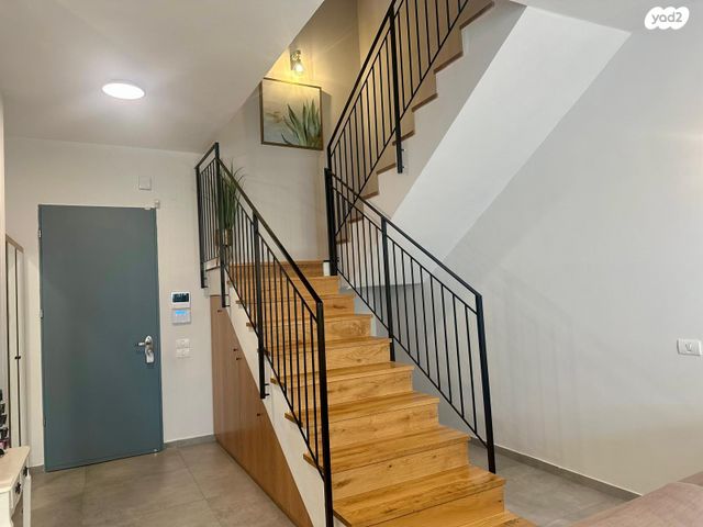 דירת גן, תל מונד