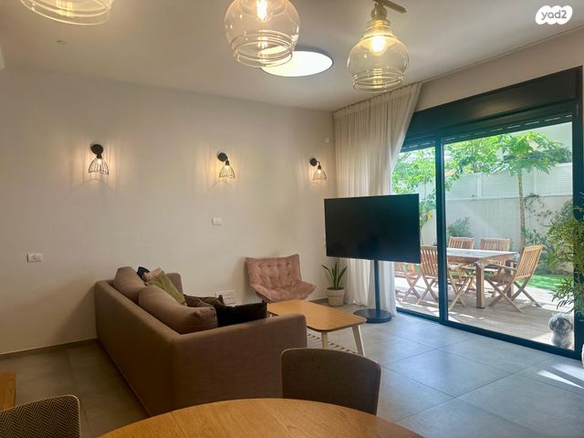 דירת גן, תל מונד