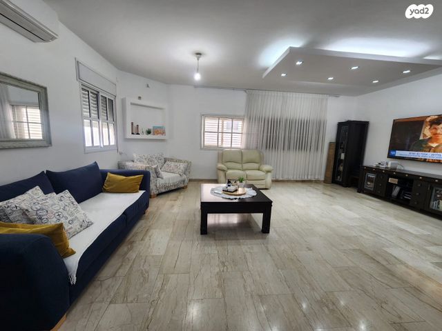 טריפלקס, קרית אתא