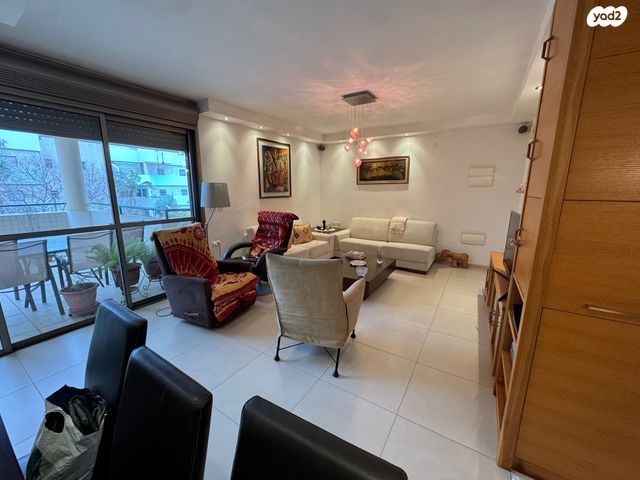 דירה, קרית הפרחים - 2005, רעננה