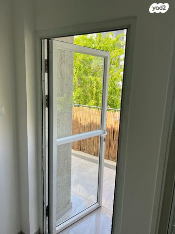 גג/ פנטהאוז, הרב עוזיאל 10, לב העיר, בת ים