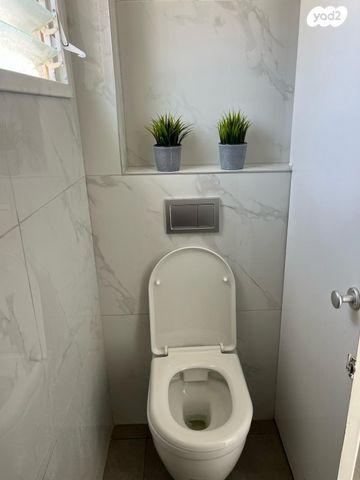 גג/ פנטהאוז, הרב עוזיאל 10, לב העיר, בת ים