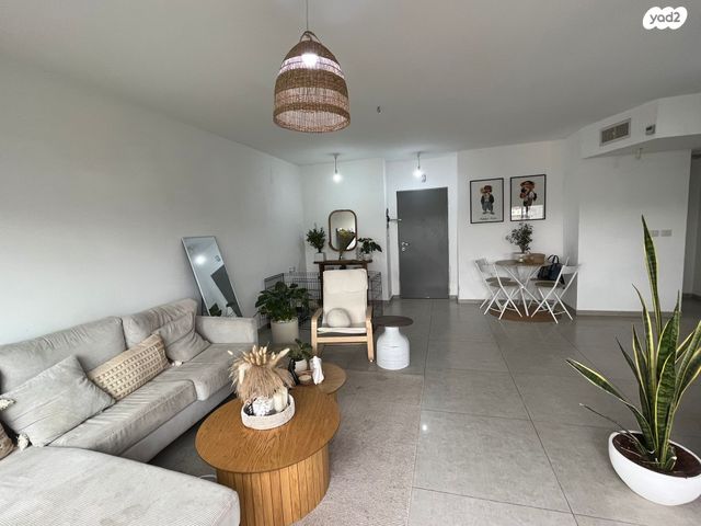 דירה, רקפת 12, הפרחים, חריש