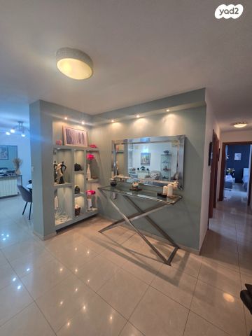 דירה, אדם, ארמון הנציב, תלפיות מזרח, ירושלים