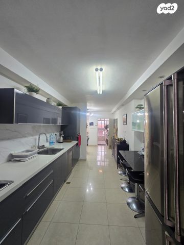 דירה, אדם, ארמון הנציב, תלפיות מזרח, ירושלים