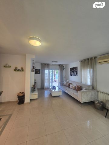 דירה, אדם, ארמון הנציב, תלפיות מזרח, ירושלים