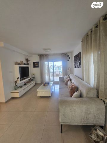 דירה, אדם, ארמון הנציב, תלפיות מזרח, ירושלים