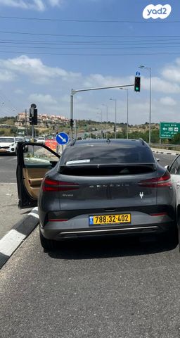 מודעת רכב ג'נסיס GV60