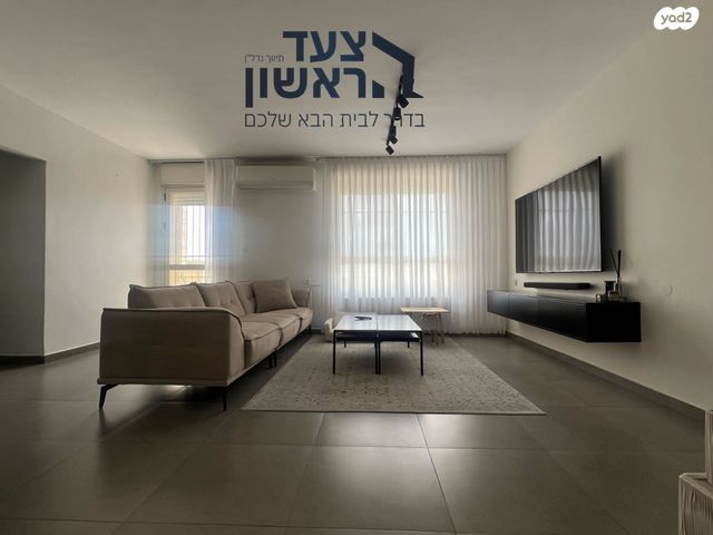 המחנכת 