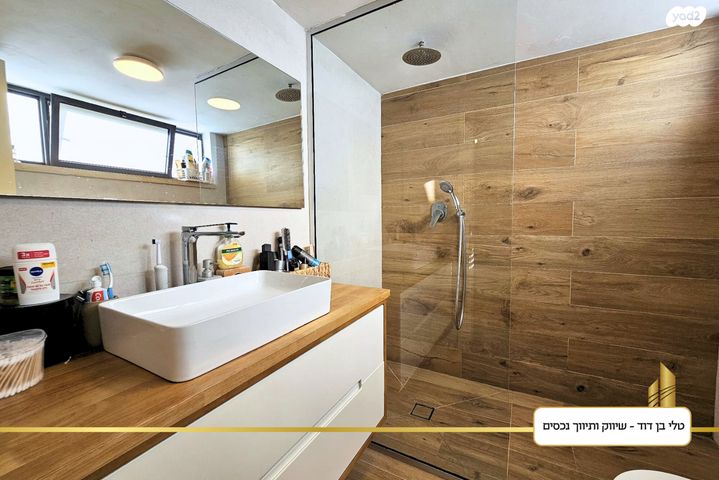 דו משפחתי, חגי, כפר סבא