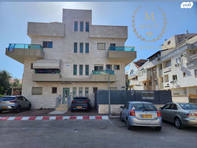 דו משפחתי, פייר ז'ילבר, פרדס הגדוד, נתניה