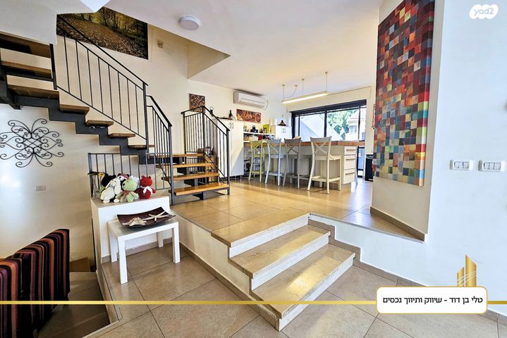 דו משפחתי, חגי, כפר סבא