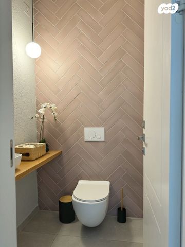 גג/ פנטהאוז, שיר השירים, גן יבנה מערב, גן יבנה