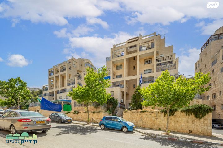 דירה, מנחם ברש, חומת שמואל, הר חומה, ירושלים