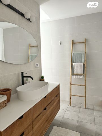 גג/ פנטהאוז, שיר השירים, גן יבנה מערב, גן יבנה