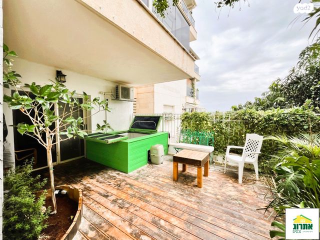 דירה, נחל הדס, צור יצחק