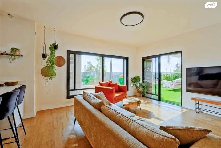 דירה, נחל הדס, צור יצחק