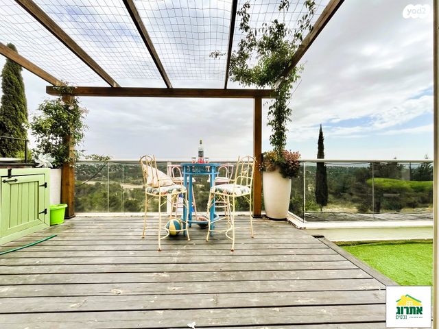 דירה, נחל הדס, צור יצחק