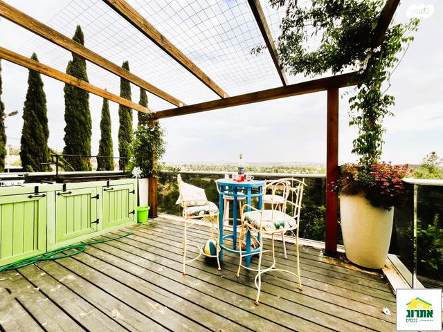 דירה, נחל הדס, צור יצחק