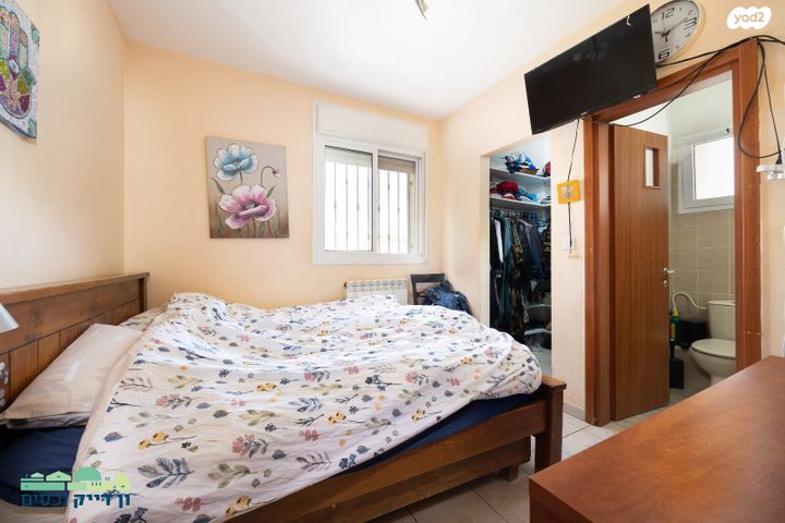 דירה, מנחם ברש, חומת שמואל, הר חומה, ירושלים