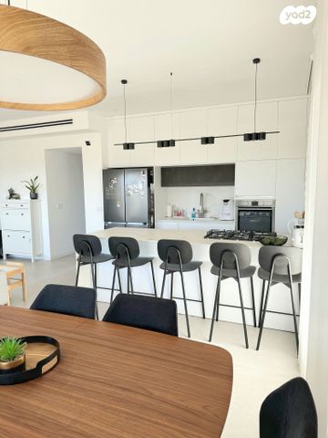 גג/ פנטהאוז, שיר השירים, גן יבנה מערב, גן יבנה