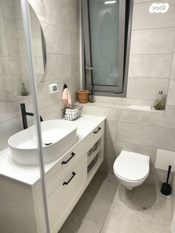 גג/ פנטהאוז, שיר השירים, גן יבנה מערב, גן יבנה