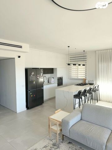 גג/ פנטהאוז, שיר השירים, גן יבנה מערב, גן יבנה