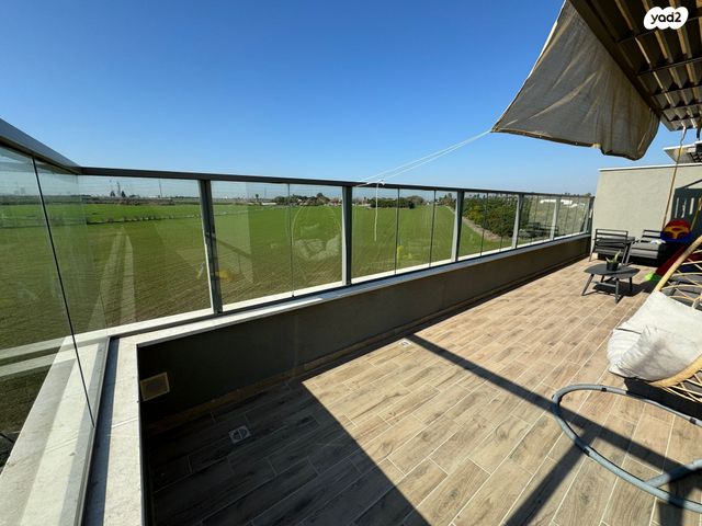 גג/ פנטהאוז, שיר השירים, גן יבנה מערב, גן יבנה