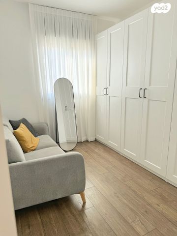 גג/ פנטהאוז, שיר השירים, גן יבנה מערב, גן יבנה