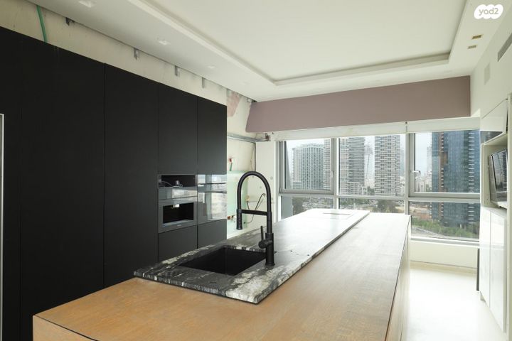 גג/ פנטהאוז, חרוזים, חרוזים, רמת גן