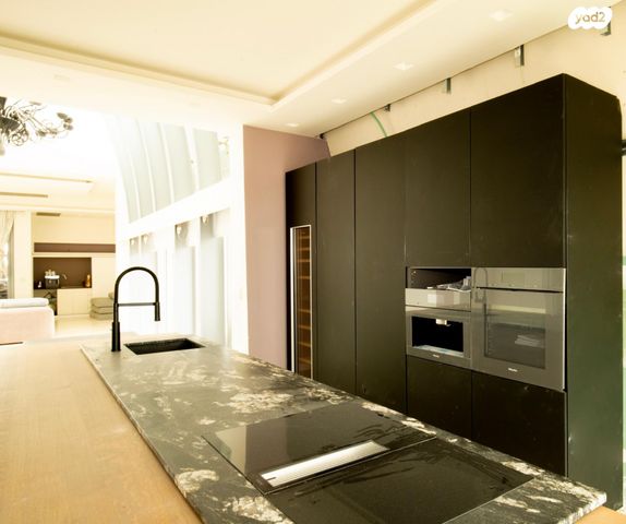 גג/ פנטהאוז, חרוזים, חרוזים, רמת גן