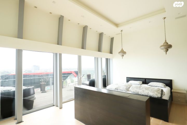 גג/ פנטהאוז, חרוזים, חרוזים, רמת גן