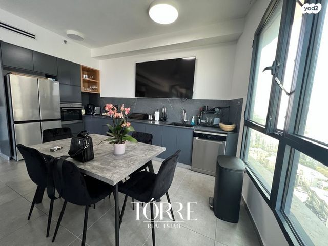 דרך מנחם בגין 160